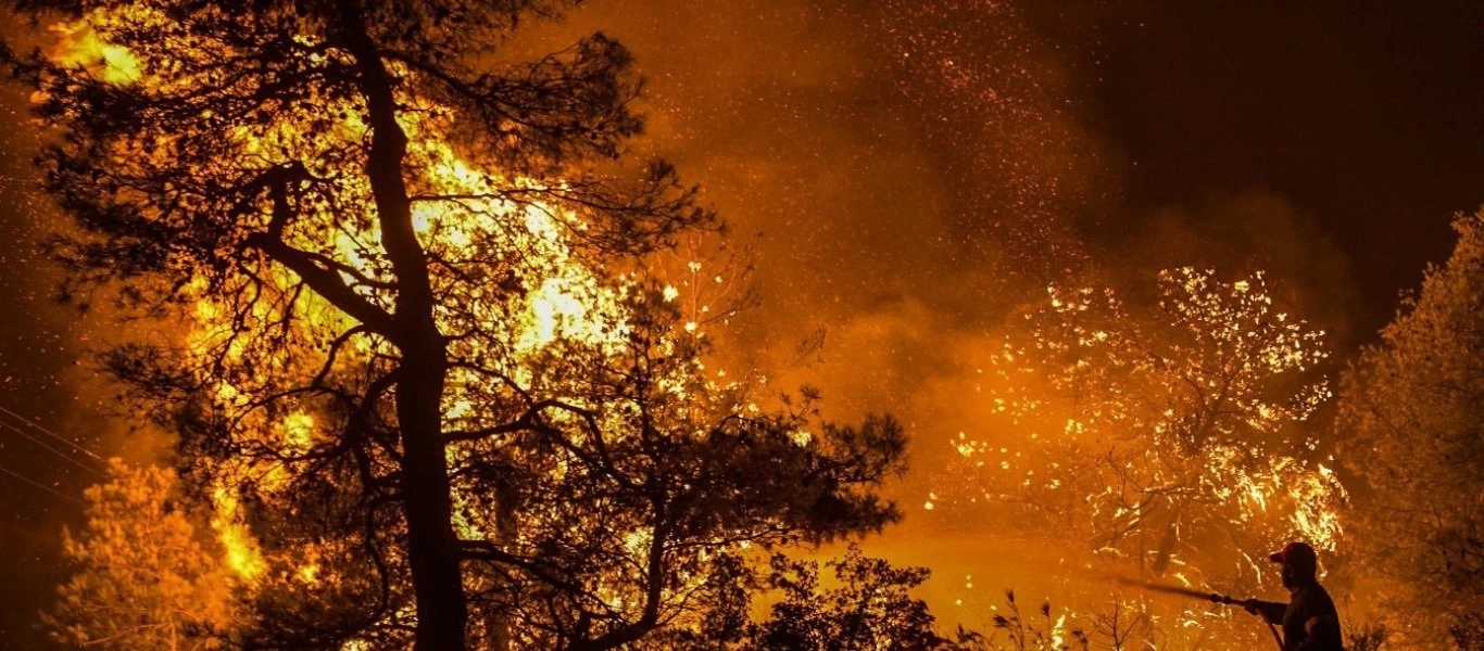 Φωτιά στην Κόρινθο: Μαίνεται ανεξέλεγκτη η «πύρινη λαίλαπα» - Ενισχύθηκαν οι πυροβεστικές δυνάμεις (βίντεο)